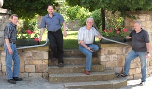 Mitglieder des SPD-Ortsvereins bei der Aktion am Denkmal in Pfaffen-Schwabenheim.