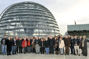 Die Besuchergruppe vor der Kuppel des Reichstages