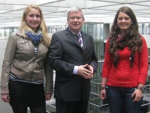 Marie Börder aus Norheim (li.) und Pia Hofmann aus Hargesheim beim Girls‘-Day in Berlin mit Fritz Rudolf Körper.