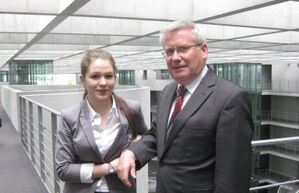 Christina Zimmermann und Fritz Rudolf Körper im Paul-Löbe-Haus. Hier hat Fritz Rudolf Körper sein Parlamentsbüro.