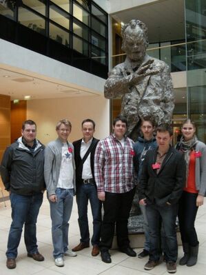Die Kreis-Jusos beim Gruppenfoto im Willy-Brandt-Haus in Berlin.