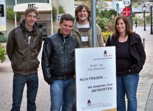 Die Kreuznacher Jusos erwarten von Julia Klöckner Antworten - Plakataktion am Rande der jüngsten Veranstaltung