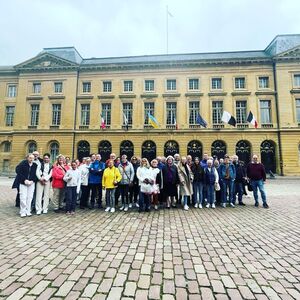 Teilnehmer der Ausflugsfahrt des SPD- SPD-Ortsvereins Pfaffen-Schwabenheim / Biebelsheim vor dem Rathaus in Metz